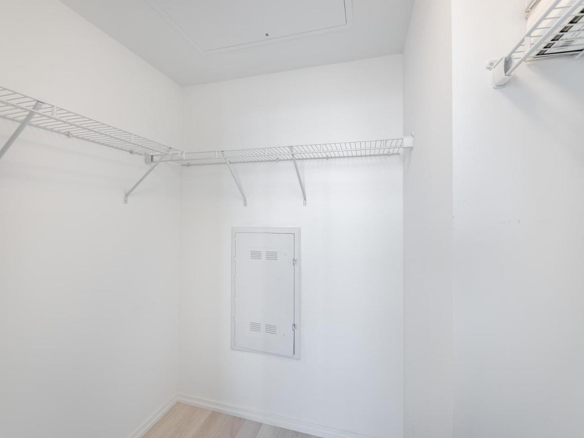 Designer 1BR + Study Suite - CN Tower/Skyline view photo