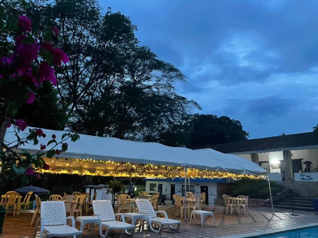 Hotel Familia Casa Blanca photo