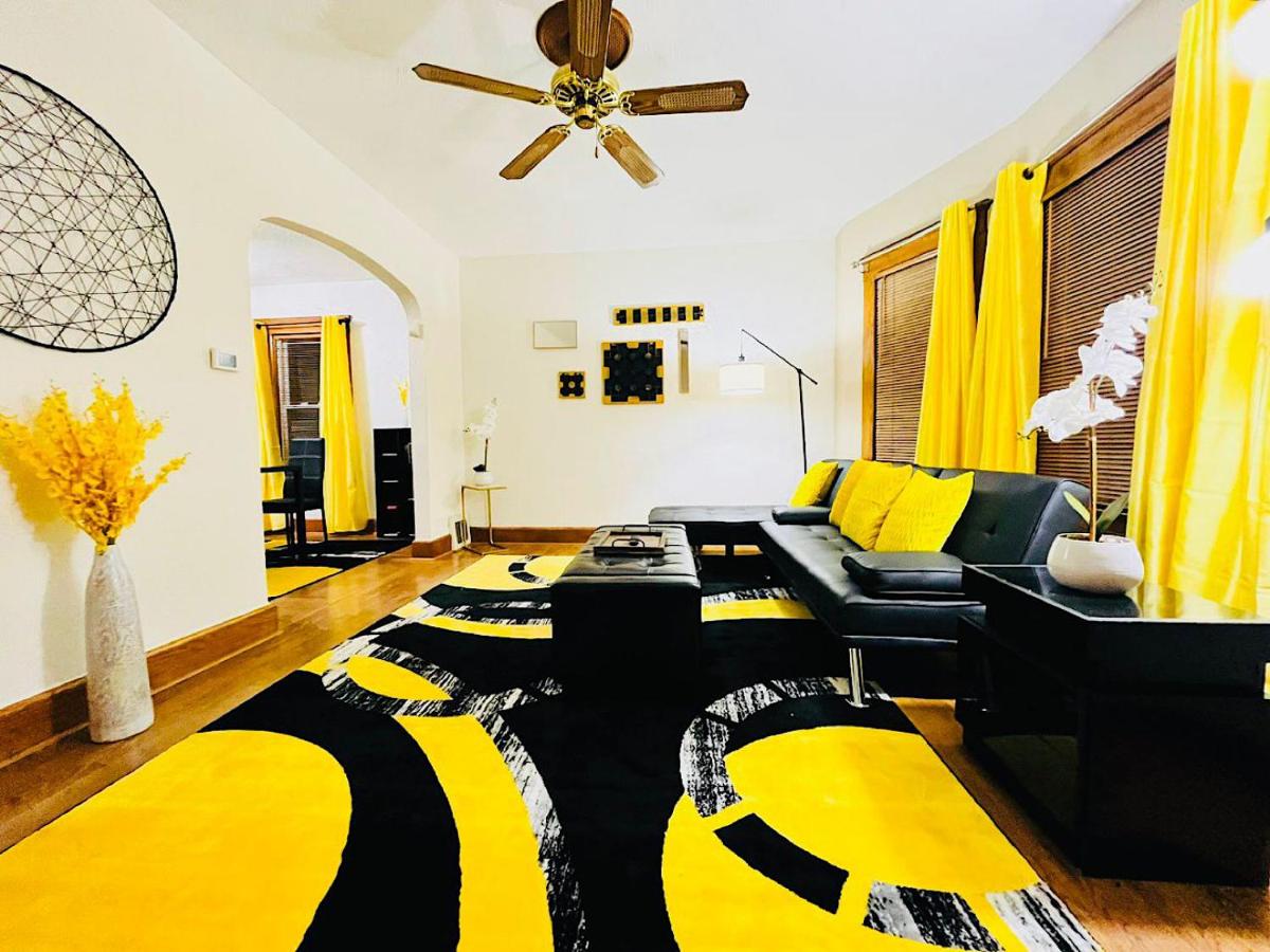 The BumbleBee Retreat - Stylish Cozy House or Basement Near Downtown - With 300MB Wifi, Parking & Self Check-In