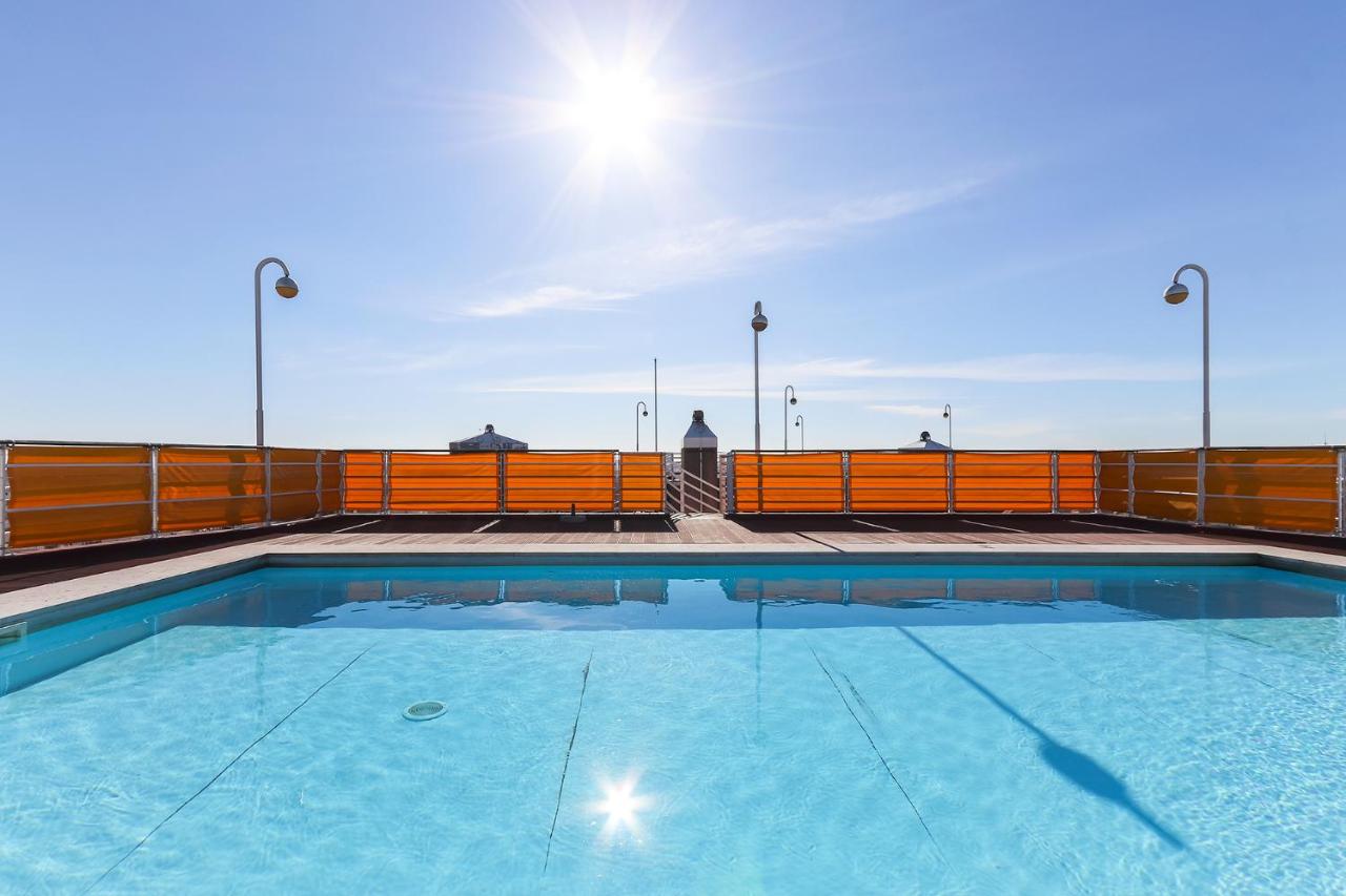 Rooftop swimming pool: Lisbon Flower 360º - Your Lovely Flat with Pool and Parking