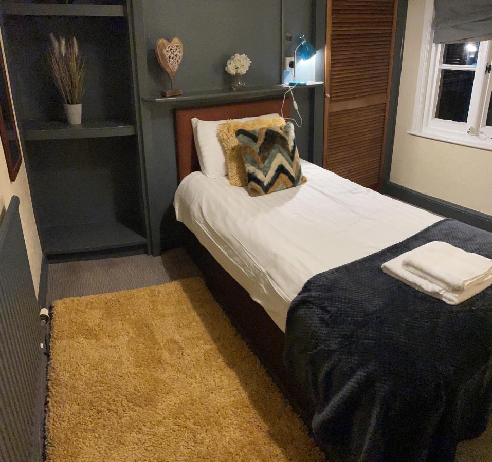 Budget Single Room with Shared Bathroom