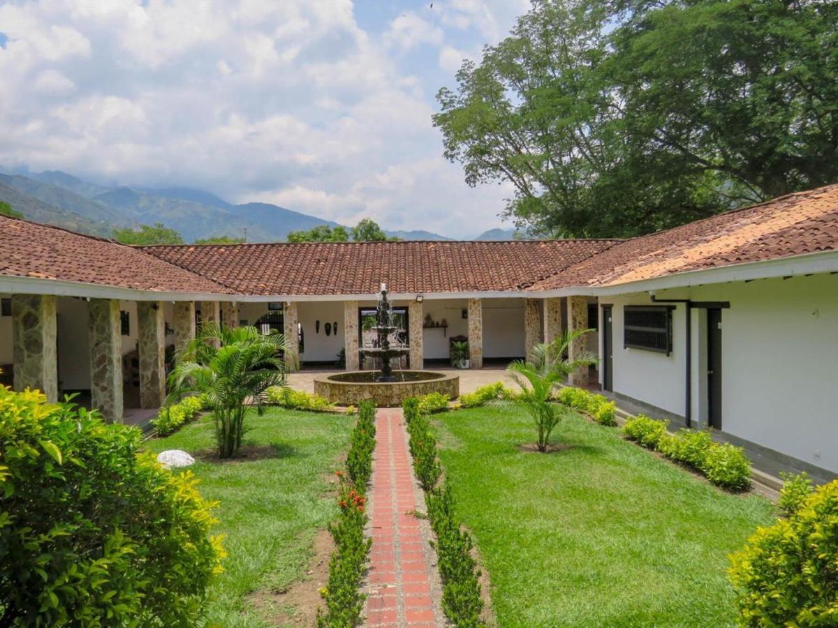 Hotel Familia Casa Blanca photo