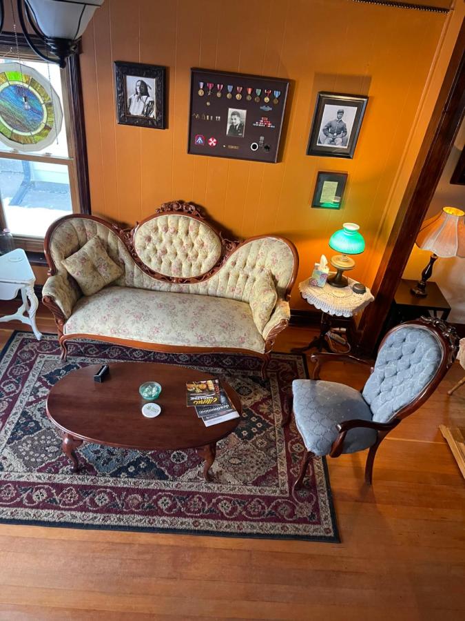 Downtown BnB King Bed Clawfoot Tub & Jacuzzi — photo 19