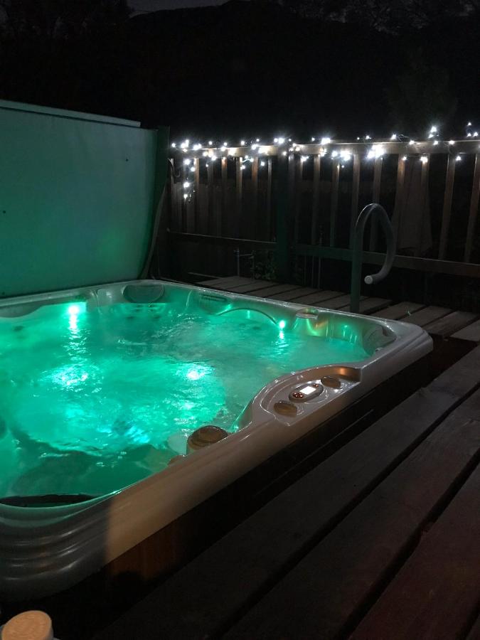 Downtown BnB King Bed Clawfoot Tub & Jacuzzi — photo 9