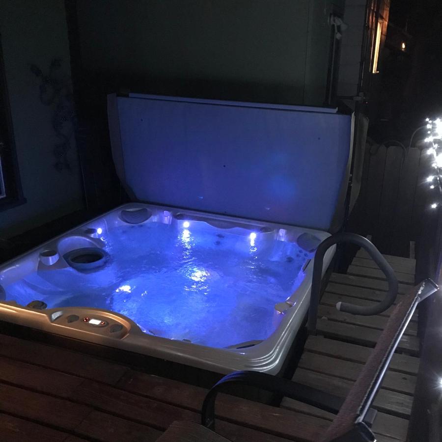 Downtown BnB King Bed Clawfoot Tub & Jacuzzi — photo 7