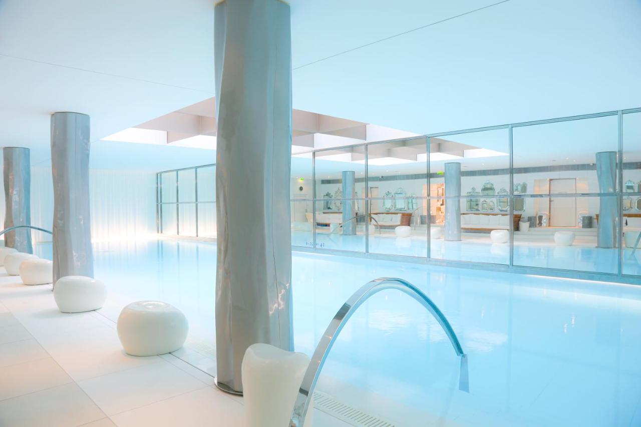 Heated swimming pool: Hôtel Le Royal Monceau Raffles Paris