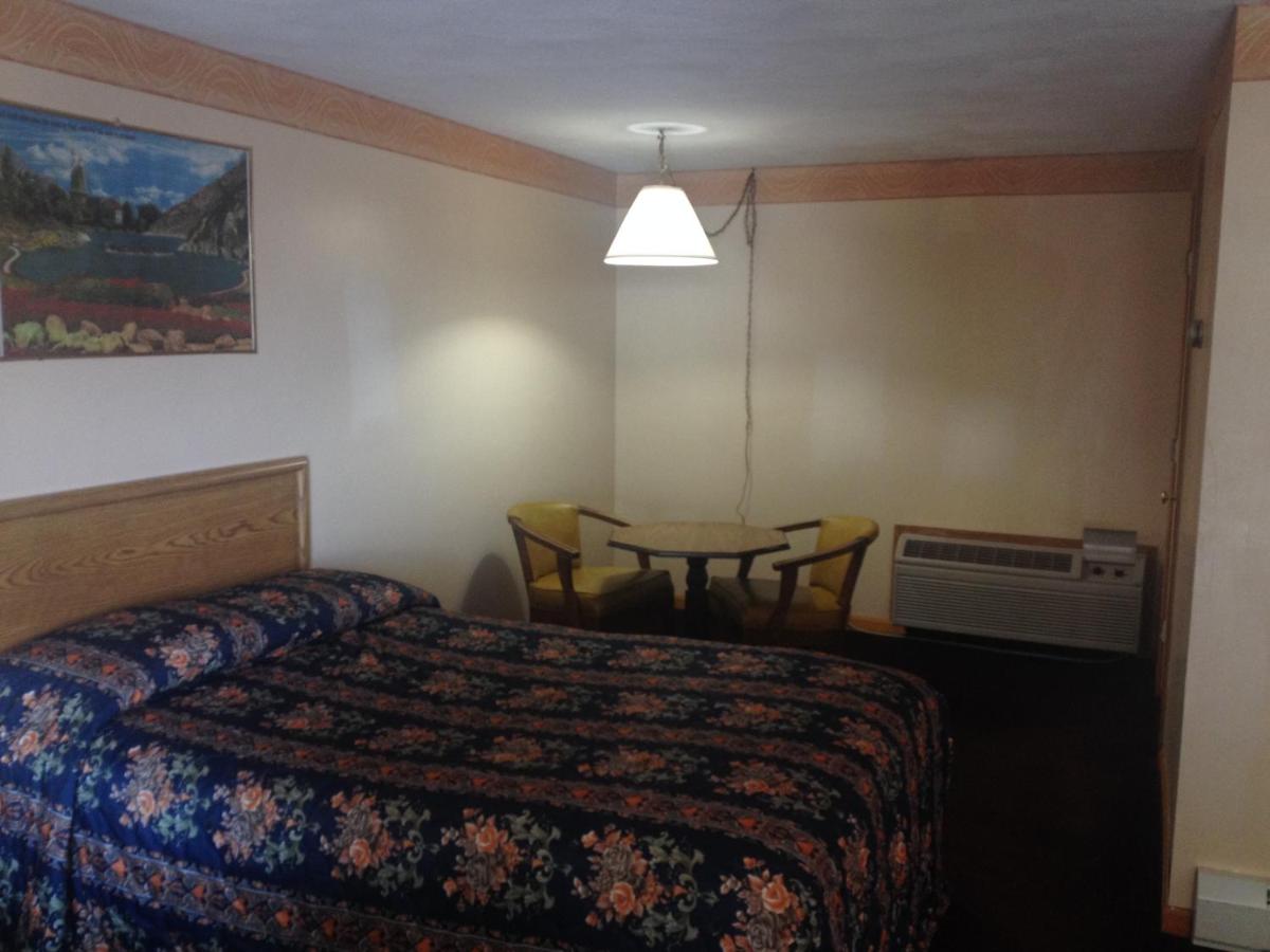 Knotty Pine Motel — photo 17