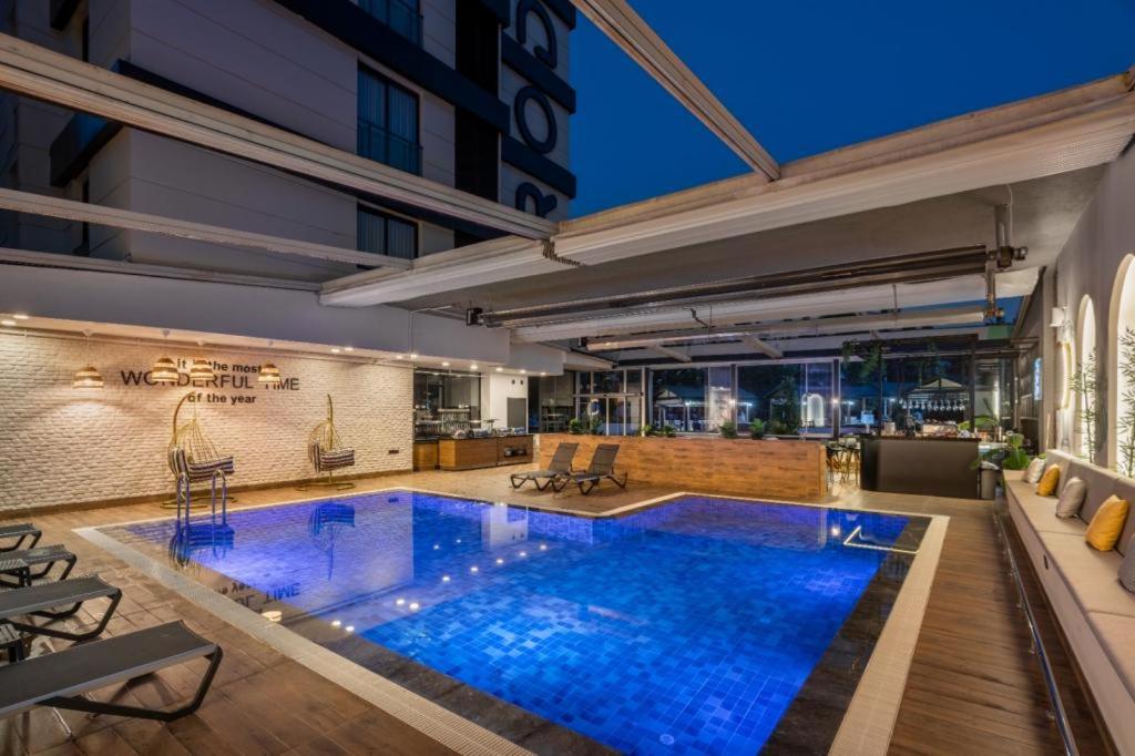 Rooftop swimming pool: RODINN Hotel