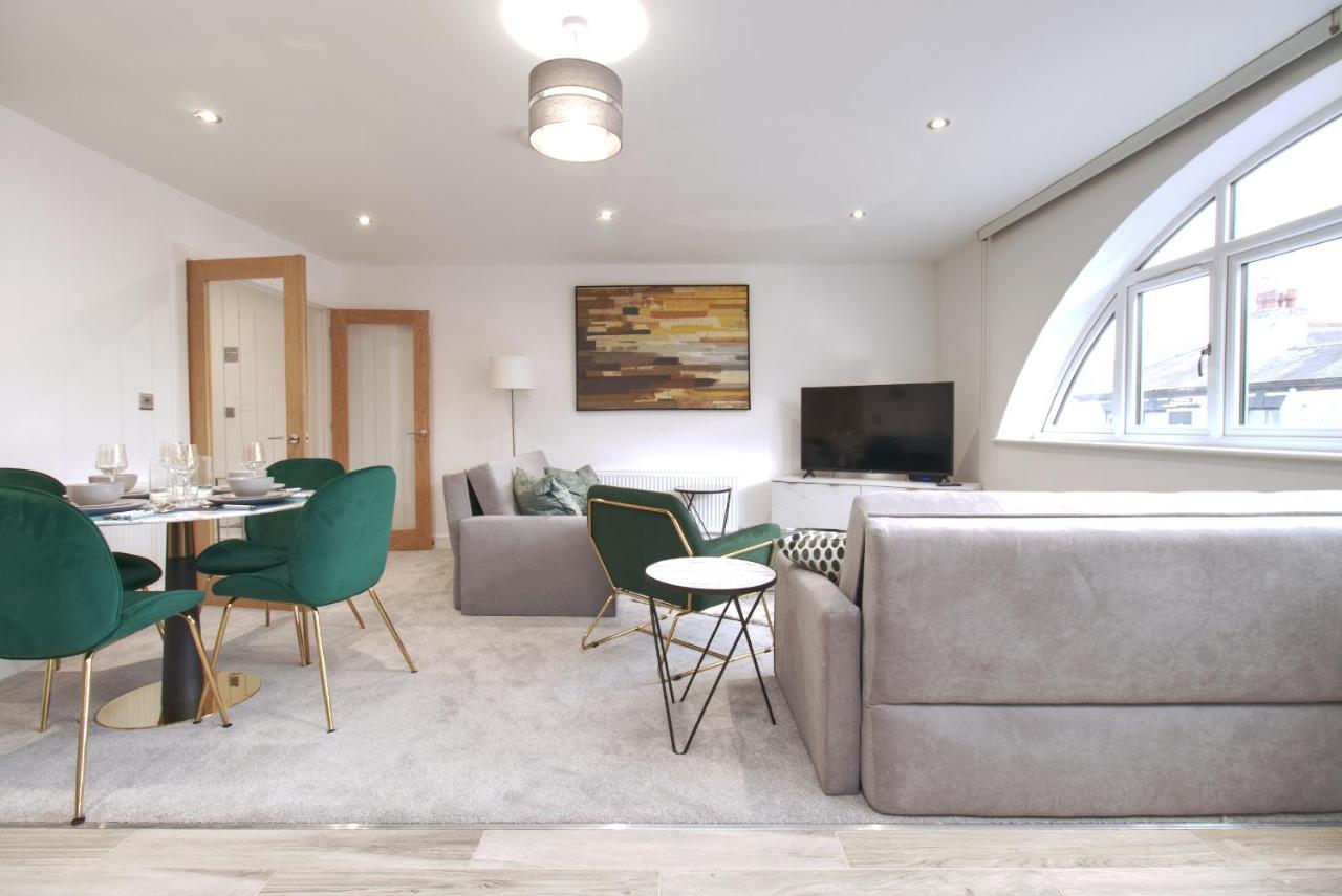 {{ hotelInfo.altText }}