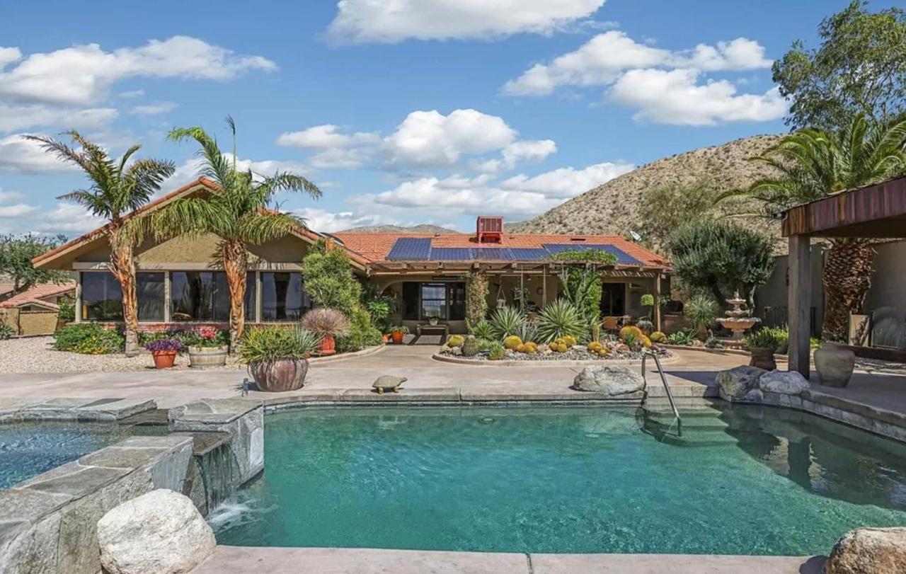 Heated swimming pool: Dessert Hot springs / Palm Springs