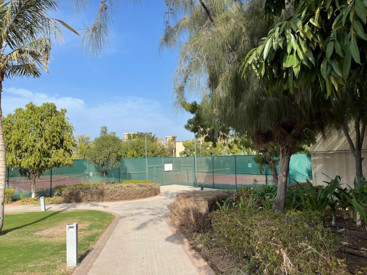 Tennis court: Private Suites Al Hamra Palace at golf & sea resort