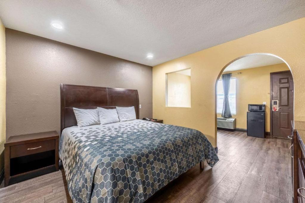 Caroline Inn & Suites — photo 16