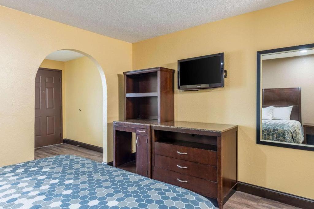 Caroline Inn & Suites — photo 17