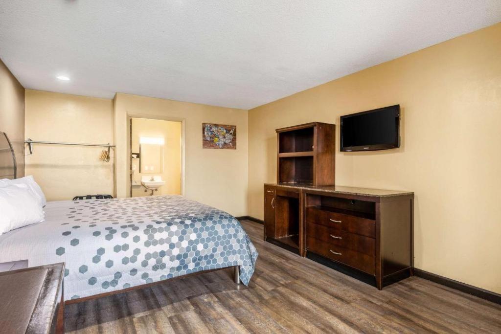 Caroline Inn & Suites — photo 19