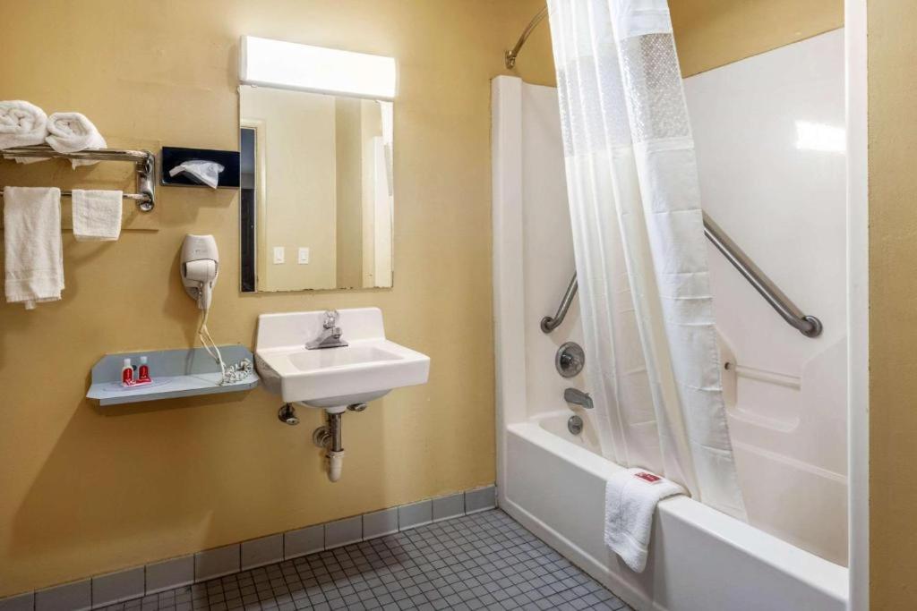 Caroline Inn & Suites — photo 20
