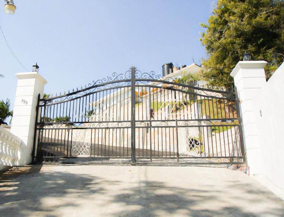 Red Hassell Manor - 3