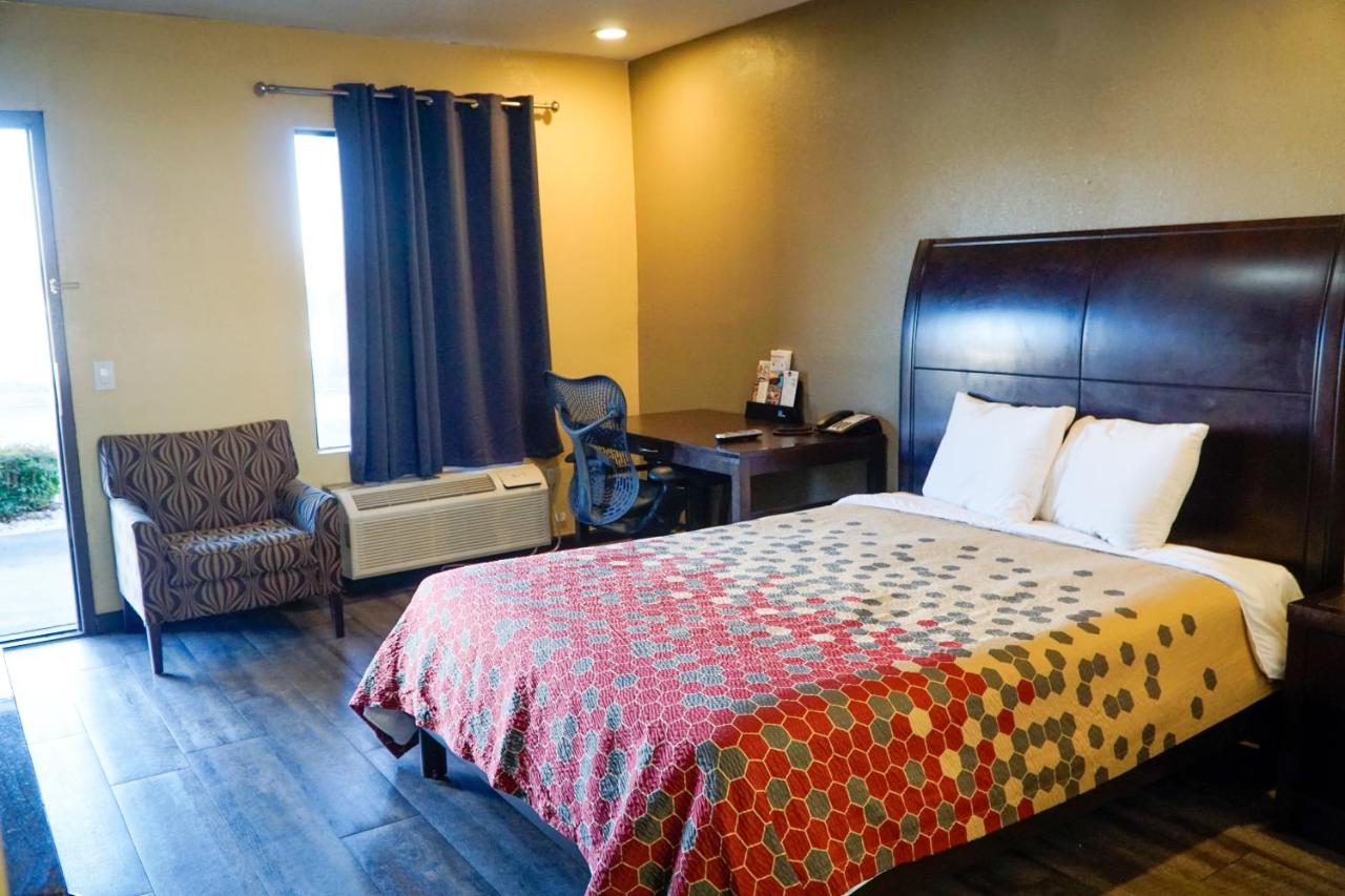 Caroline Inn & Suites — photo 22