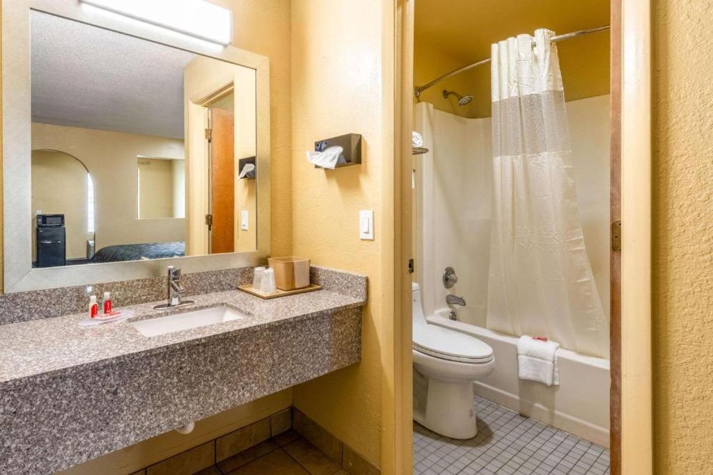 Caroline Inn & Suites — photo 23