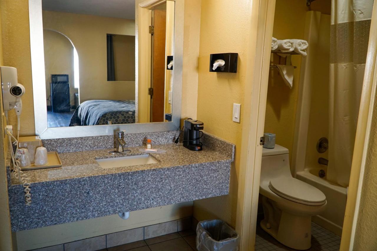 Caroline Inn & Suites — photo 24