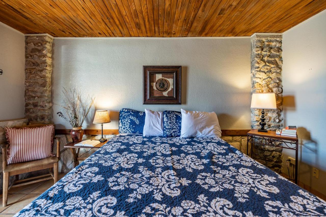 The Historic Leakey Inn — photo 14