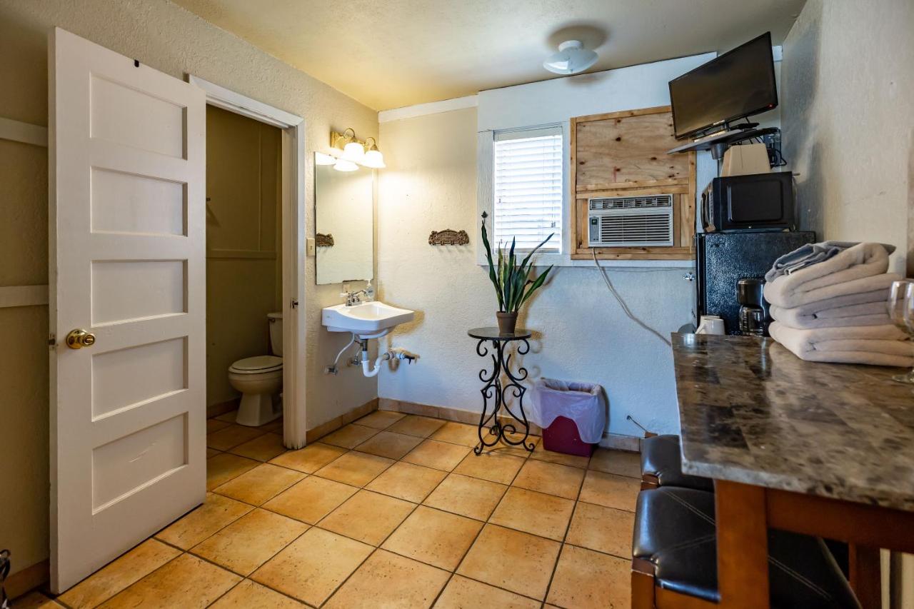 The Historic Leakey Inn — photo 18