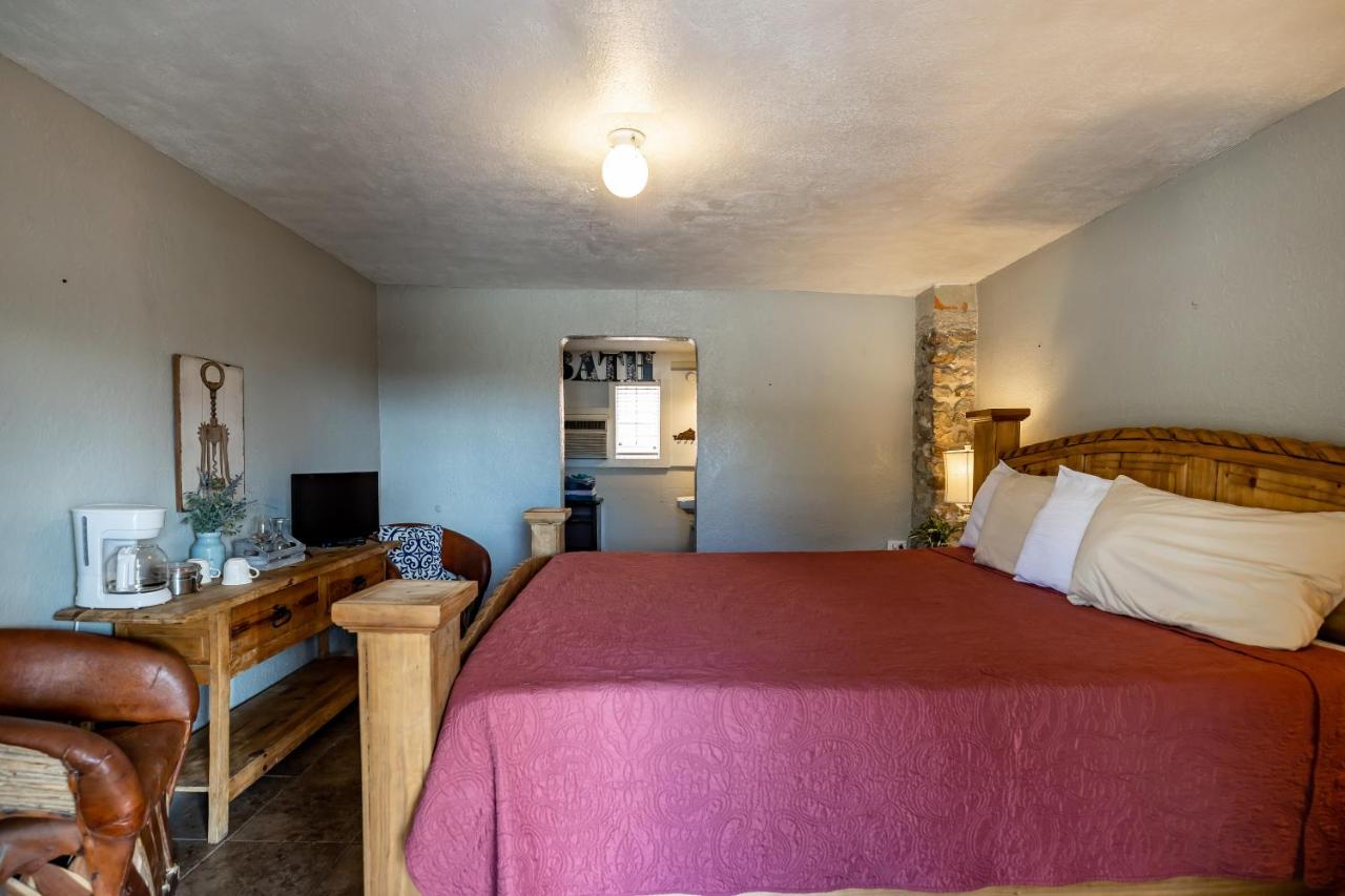 The Historic Leakey Inn — photo 19