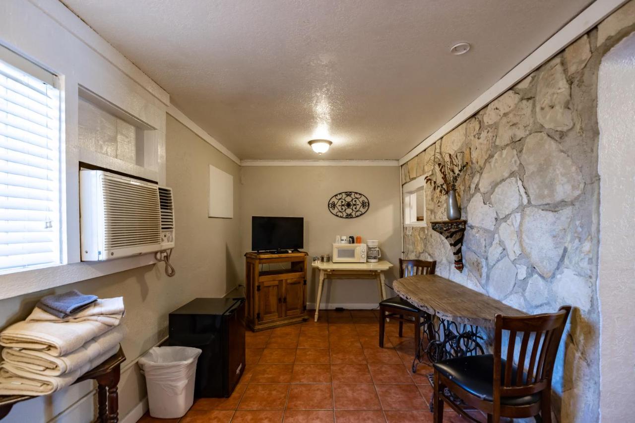 The Historic Leakey Inn — photo 22