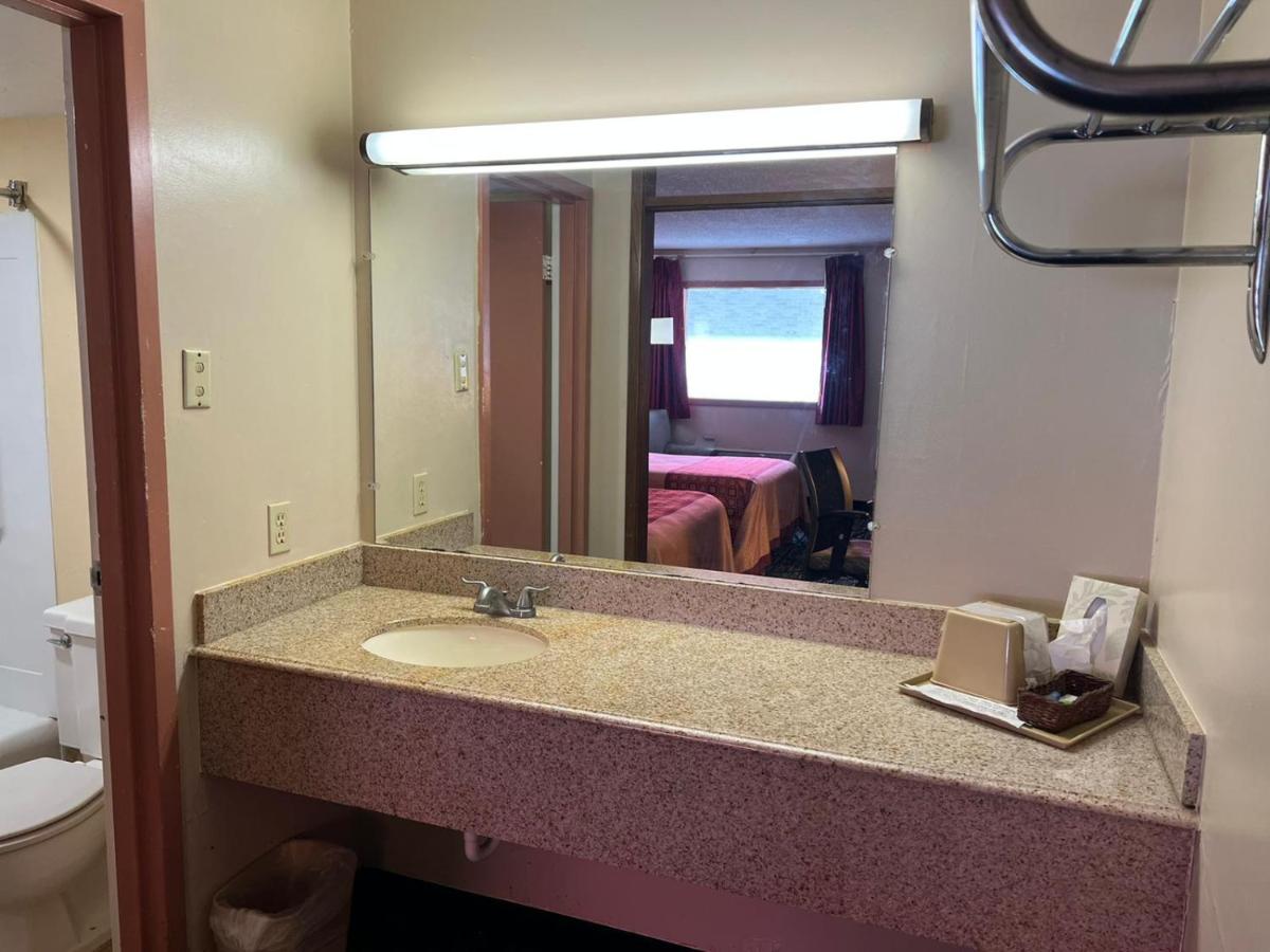 Travelers Lodge Beatrice — photo 13