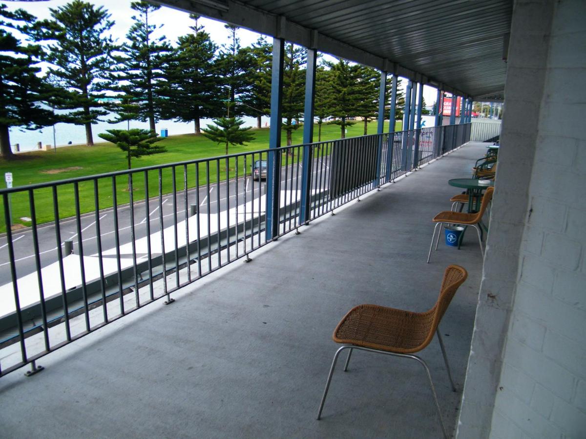 Beach: Grand Tasman Hotel