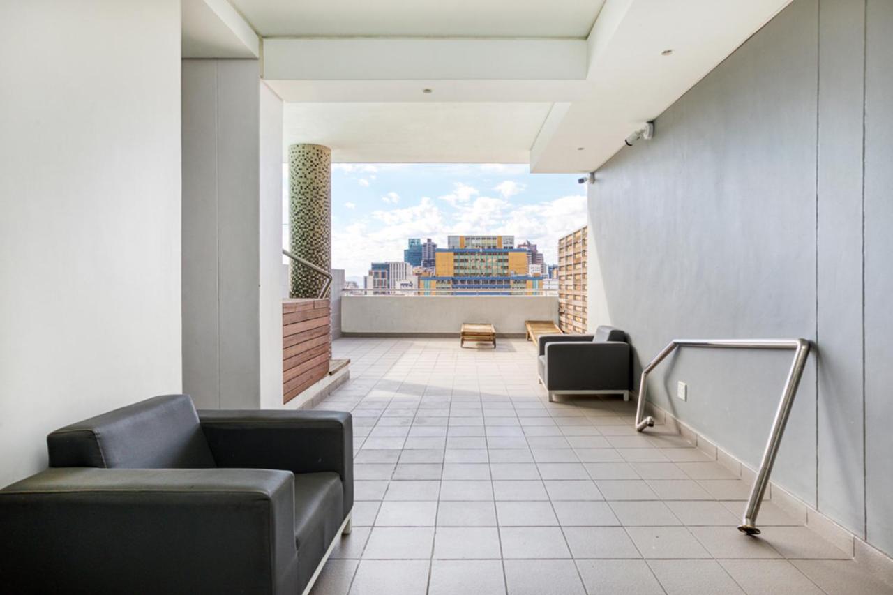 Rooftop swimming pool: Trendy City Balcony Apartment