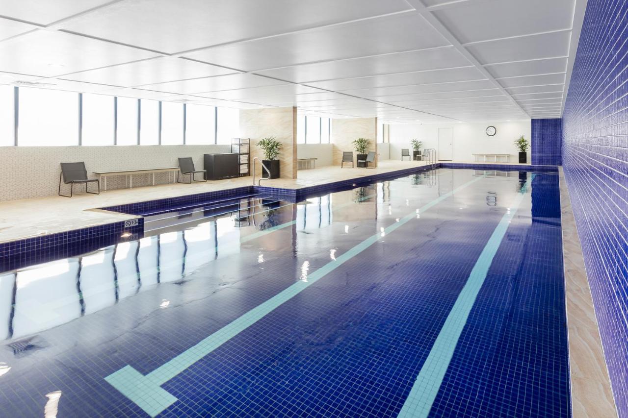Heated swimming pool: Meriton Suites Mascot Central