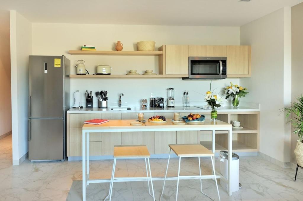 Cozy studio 8 minutes from the beach Rooftoop pool & jacuzzi photo