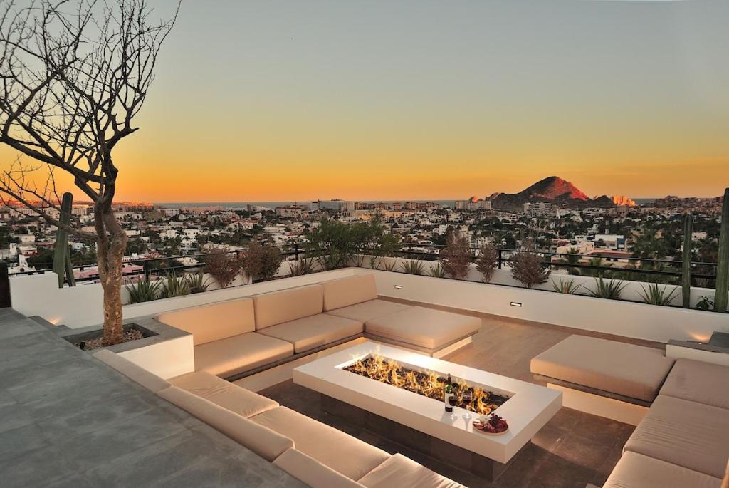 Cozy studio 8 minutes from the beach Rooftoop pool & jacuzzi photo