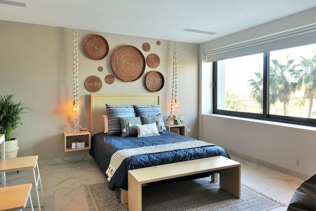 Cozy studio 8 minutes from the beach Rooftoop pool & jacuzzi photo