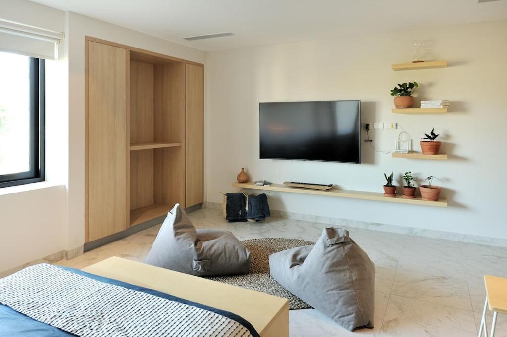 Cozy studio 8 minutes from the beach Rooftoop pool & jacuzzi photo