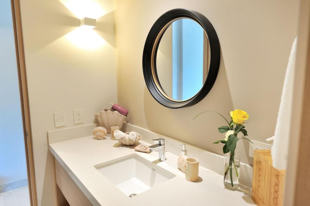 Cozy studio 8 minutes from the beach Rooftoop pool & jacuzzi photo