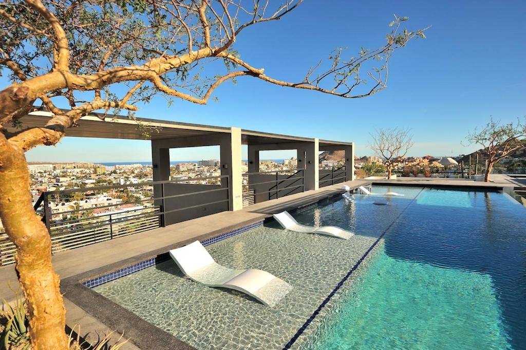 Cozy studio 8 minutes from the beach Rooftoop pool & jacuzzi photo