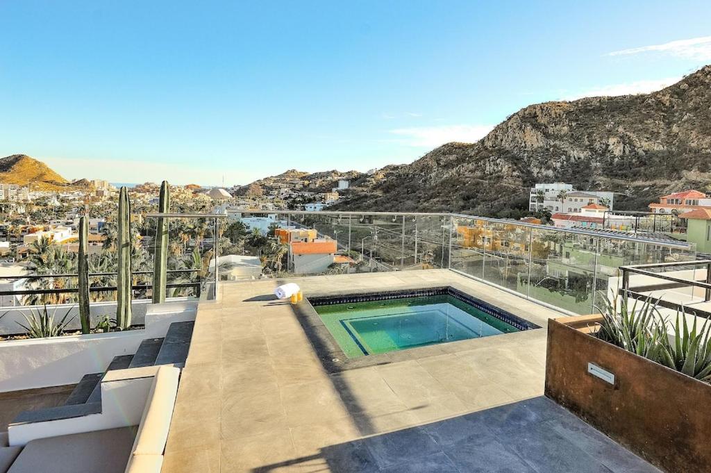 Cozy studio 8 minutes from the beach Rooftoop pool & jacuzzi photo