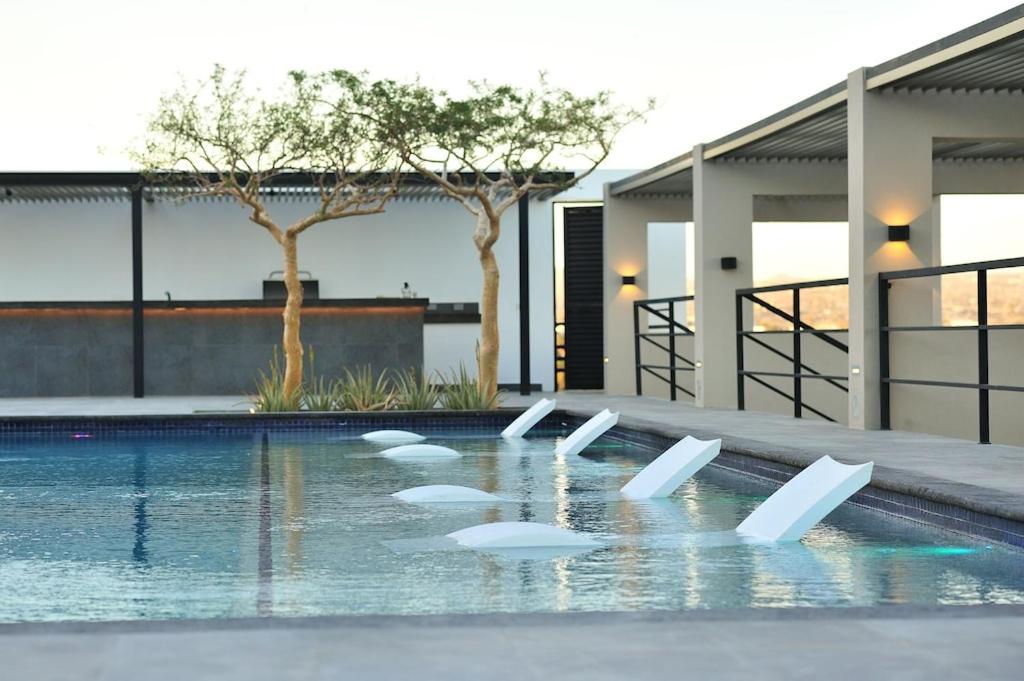Cozy studio 8 minutes from the beach Rooftoop pool & jacuzzi photo