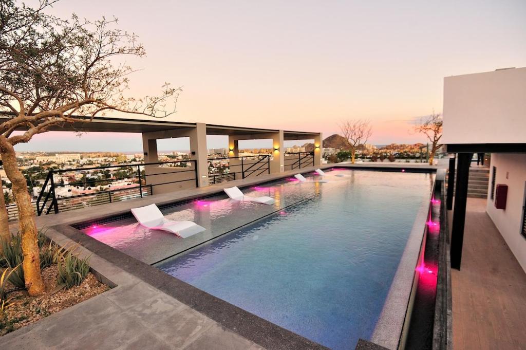 Cozy studio 8 minutes from the beach Rooftoop pool & jacuzzi photo