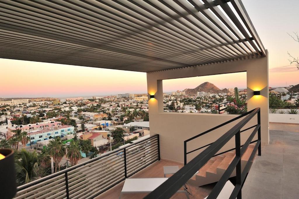 Cozy studio 8 minutes from the beach Rooftoop pool & jacuzzi photo
