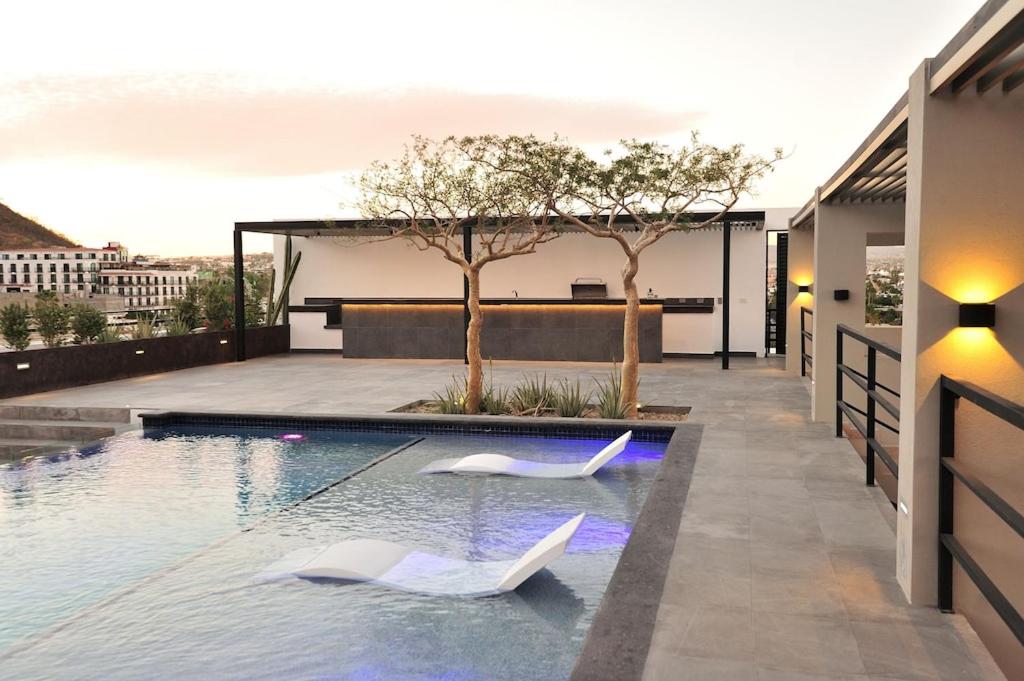 Cozy studio 8 minutes from the beach Rooftoop pool & jacuzzi photo