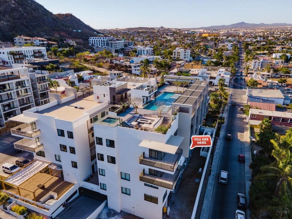 Cozy studio 8 minutes from the beach Rooftoop pool & jacuzzi photo