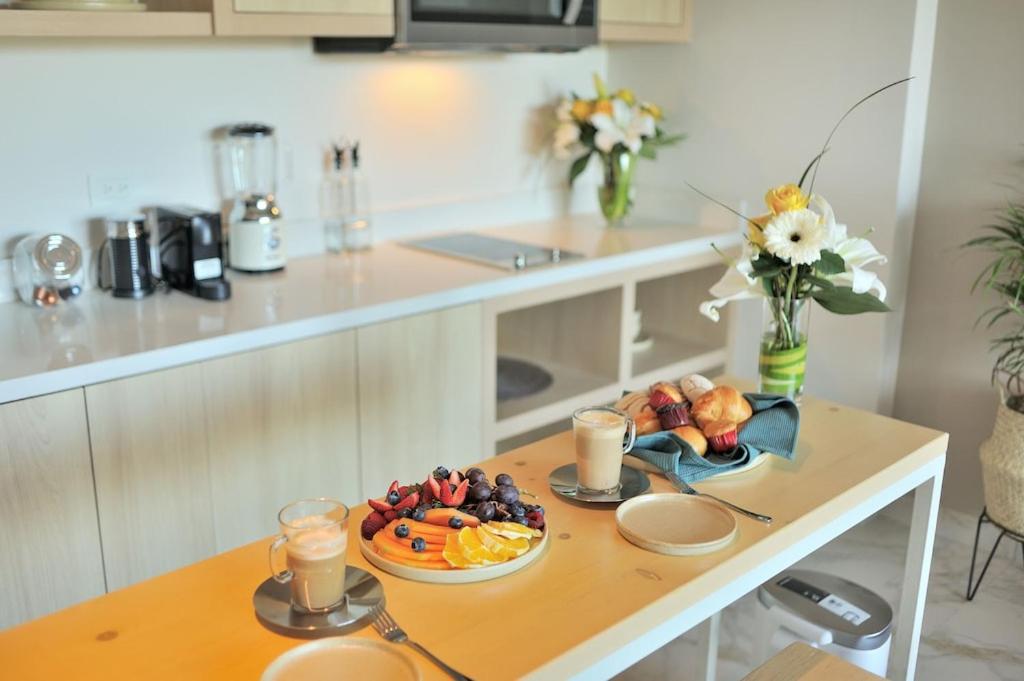 Cozy studio 8 minutes from the beach Rooftoop pool & jacuzzi photo