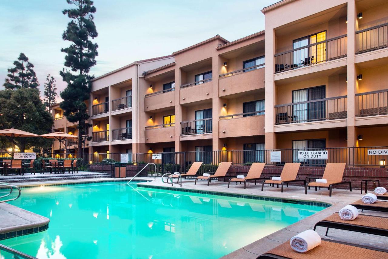 Heated swimming pool: Sonesta Select Los Angeles LAX El Segundo