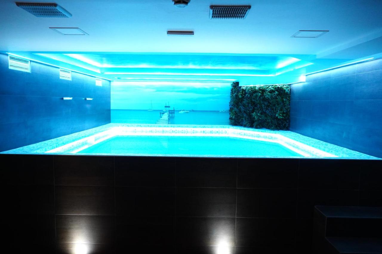 Heated swimming pool: Hotel & Spa Villa Meydan