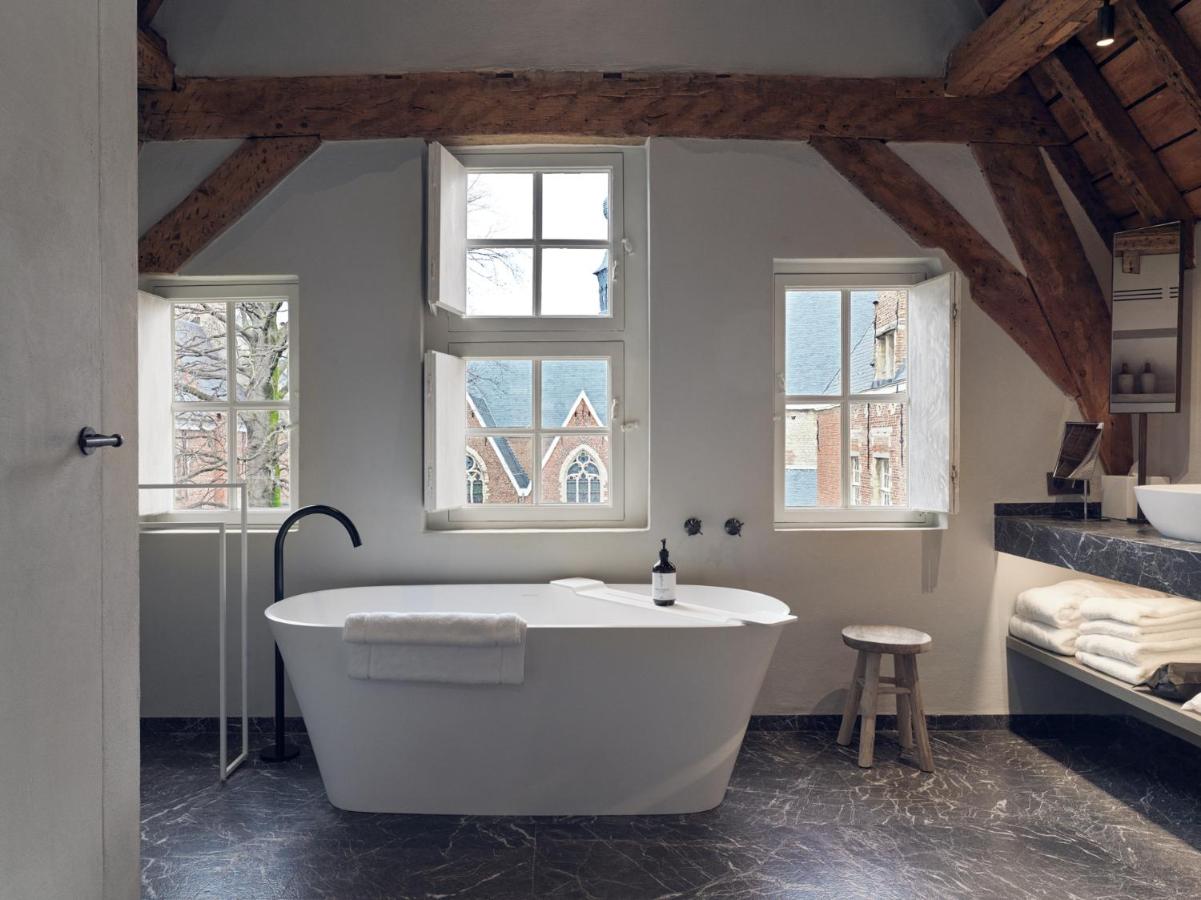 Een bed of bedden in een kamer bij Botanic Sanctuary Antwerp - The Leading Hotels of the World
