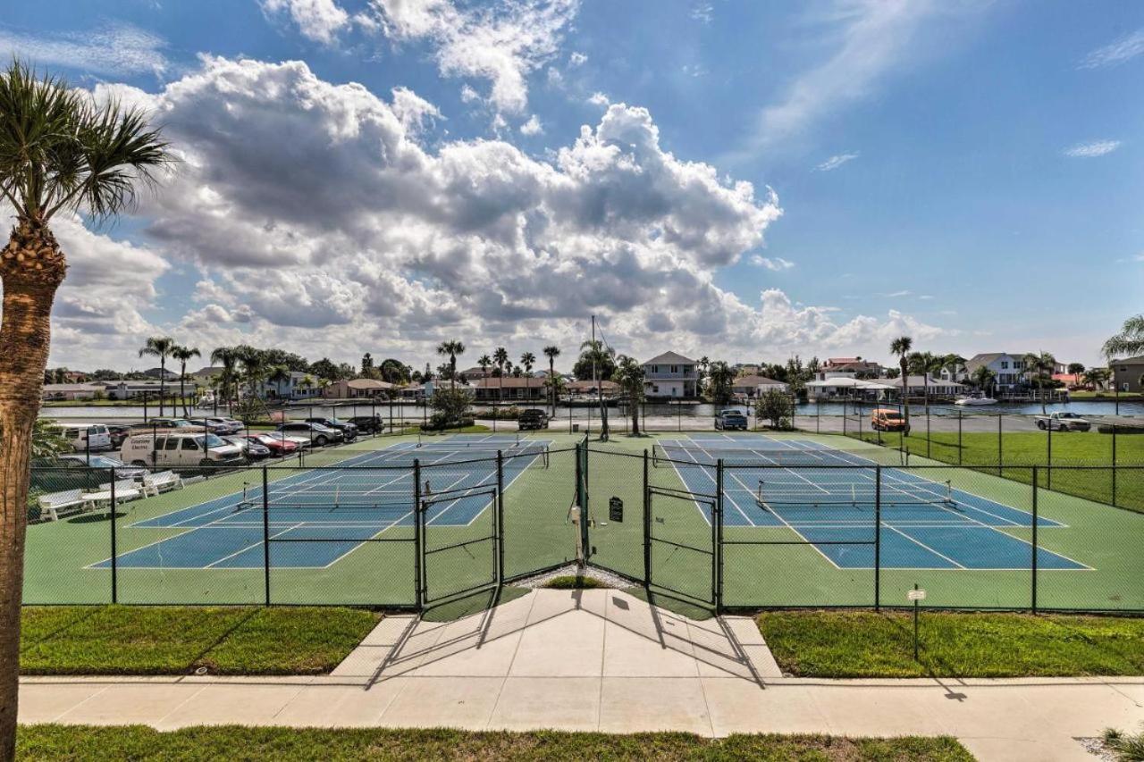 Tennis court: Cozy Gulf of Mexico Resort Condo #603 in Hudson