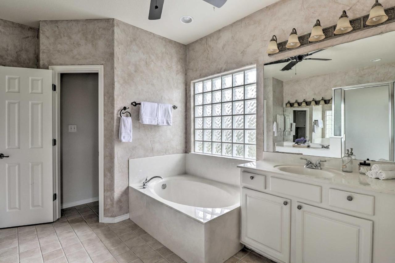 Airy Villa in Austin with BadmintonandVolleyball Court - 4