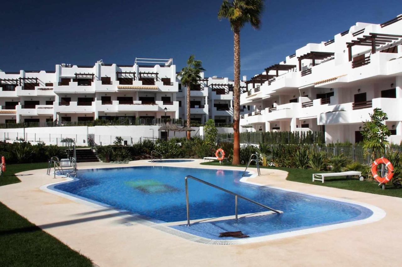 Casa Serena elegante apartamento con balcón y piscina ...